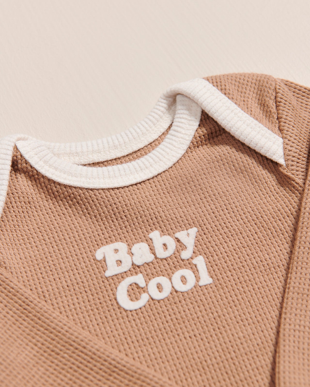 Le pyjama bébé Baby love en coton bio nid d'abeille - praliné – émoi émoi