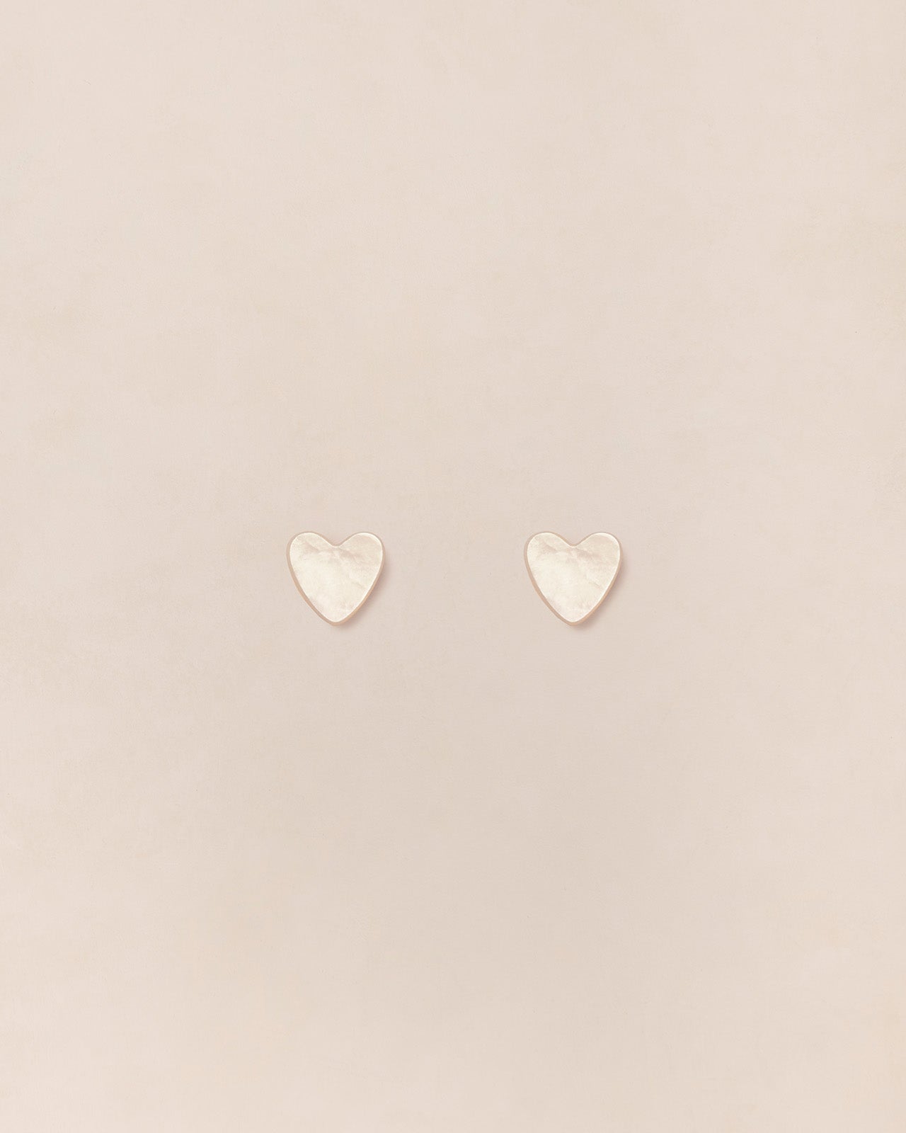 Peut-on se doucher avec des boucles d'oreilles en perles? – Bijoux Caroline  Neron
