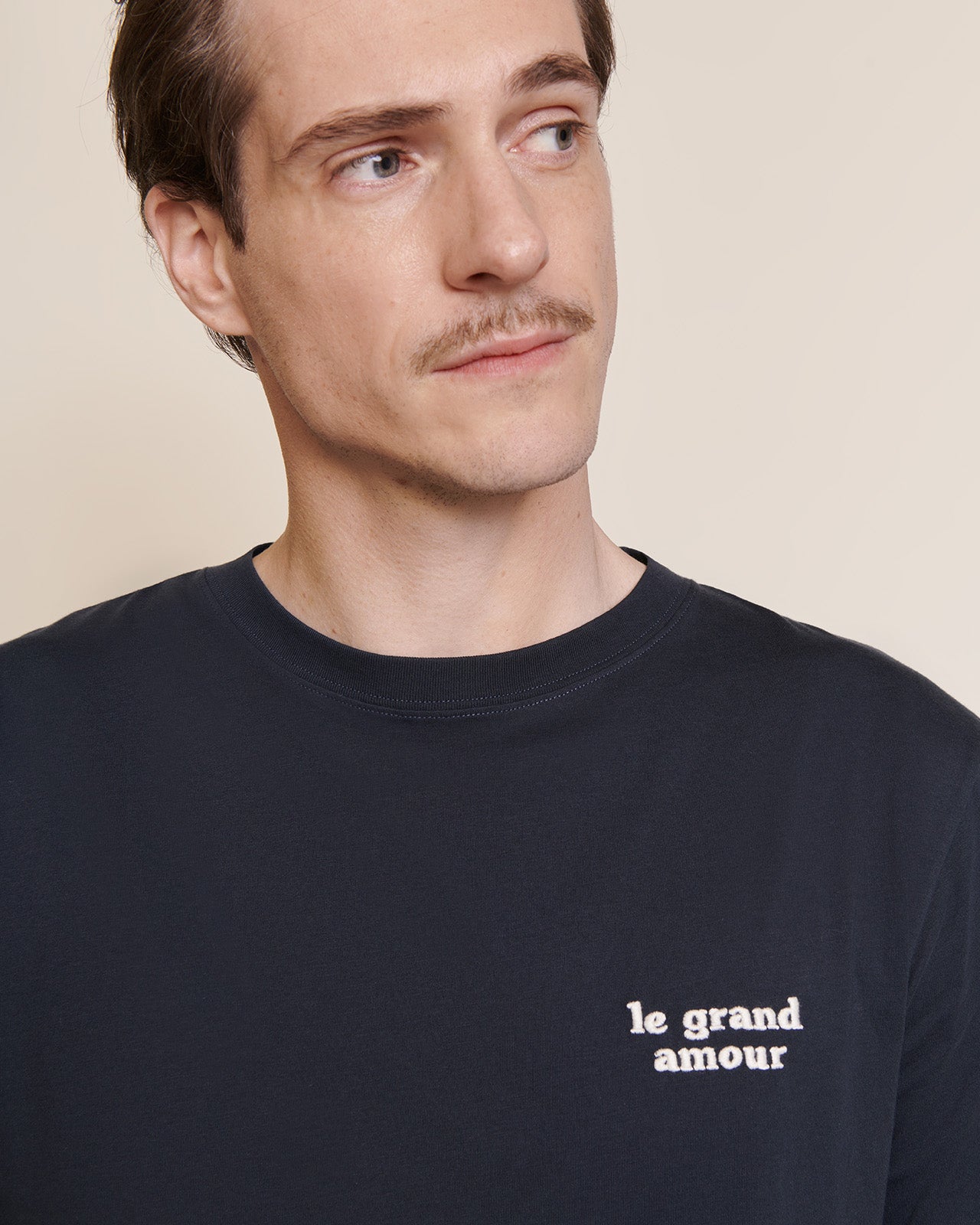 Le t-shirt Le grand amour homme en coton bio - charbon