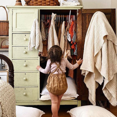 Trier les vêtements des enfants : leurs astuces géniales.