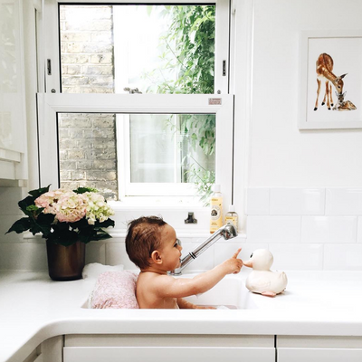 Le rituel des premiers bains de bébé