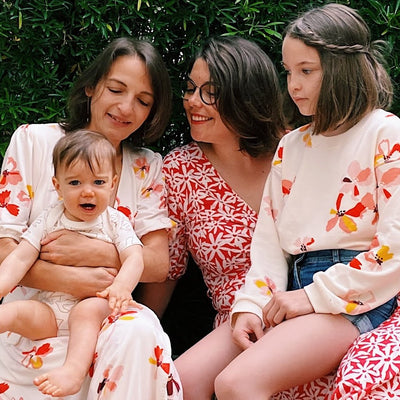 Pauline et Sarah : l’une porte leur bébé, l’autre l’allaite.