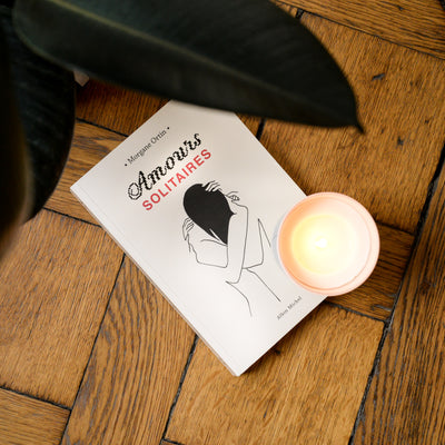 Amours Solitaires : Pourquoi ce livre va vous donner envie d’écrire des SMS enflammés.