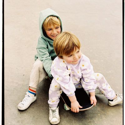 Mon fils aime le rose, le bleu, les fleurs et les dragons.