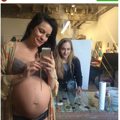 Liv Tyler, future maman rayonnante, pose pour son amie Jemima Kirke de la série Girls