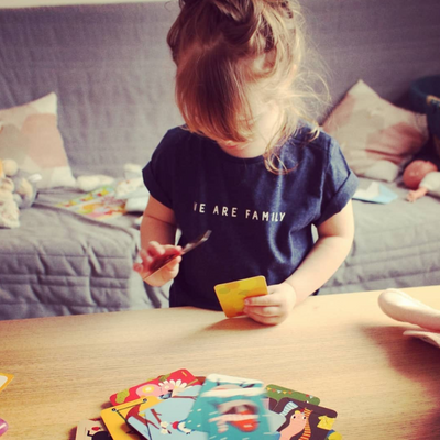 Et si on profitait du temps à la maison pour jouer, dès petits, en famille ?