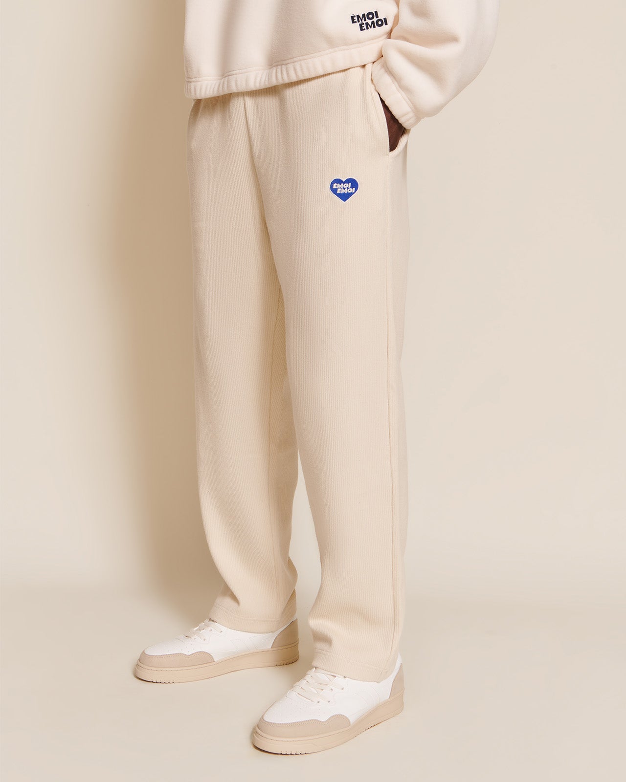 Le pantalon Phoenix unisexe en coton bio côtelé - craie - product picture