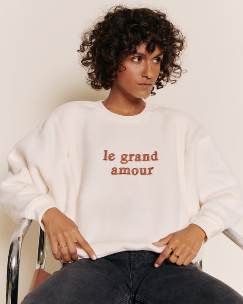 Le sweat d'allaitement brodé Le grand amour en polaire recyclée - crème - émoi émoi   - 1 