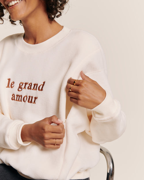 Le sweat d'allaitement brodé Le grand amour en polaire recyclée - crème - émoi émoi   - 2 