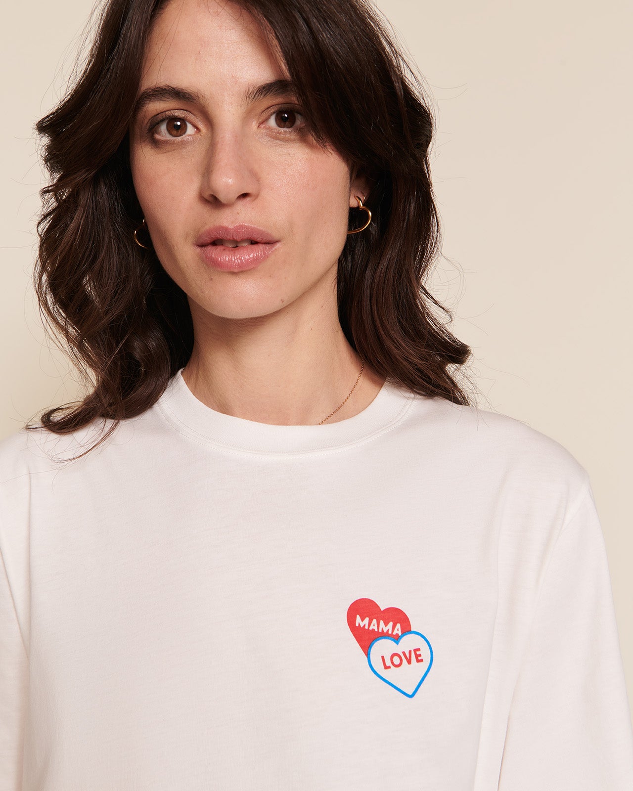 Le t-shirt Mama love 2 cœurs en coton bio - blanc