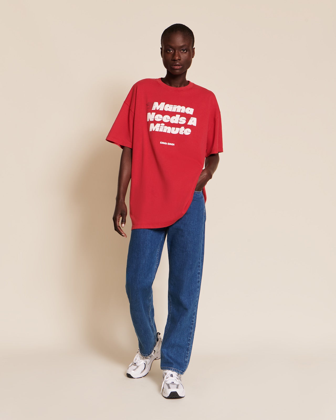 Le t-shirt Mama needs a minute en coton bio - garment dye rouge