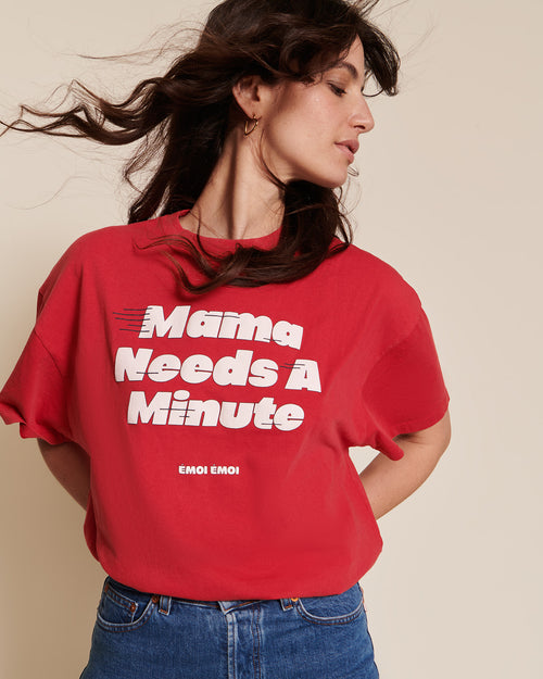 Le t-shirt Mama needs a minute en coton bio - garment dye rouge - émoi émoi   - 2 