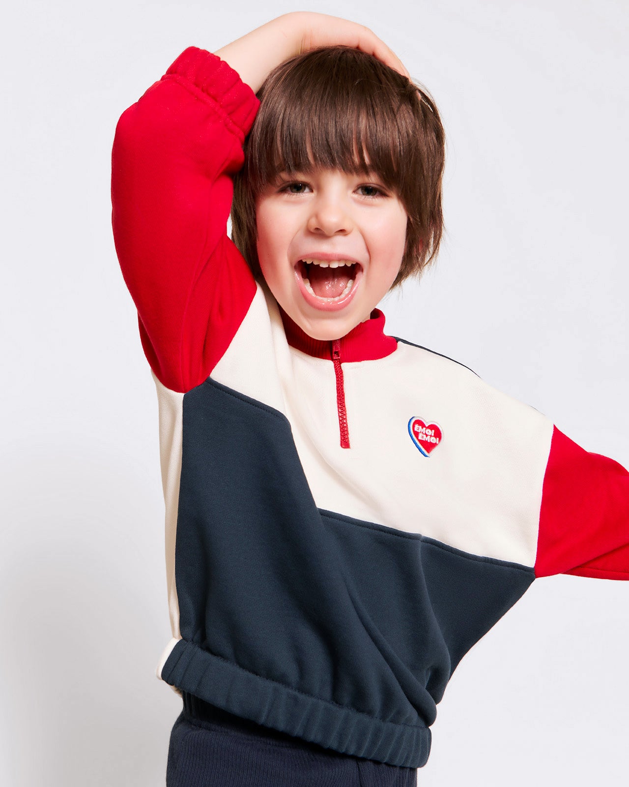 Le sweat Sonny en coton bio et col zippé - bleu / rouge