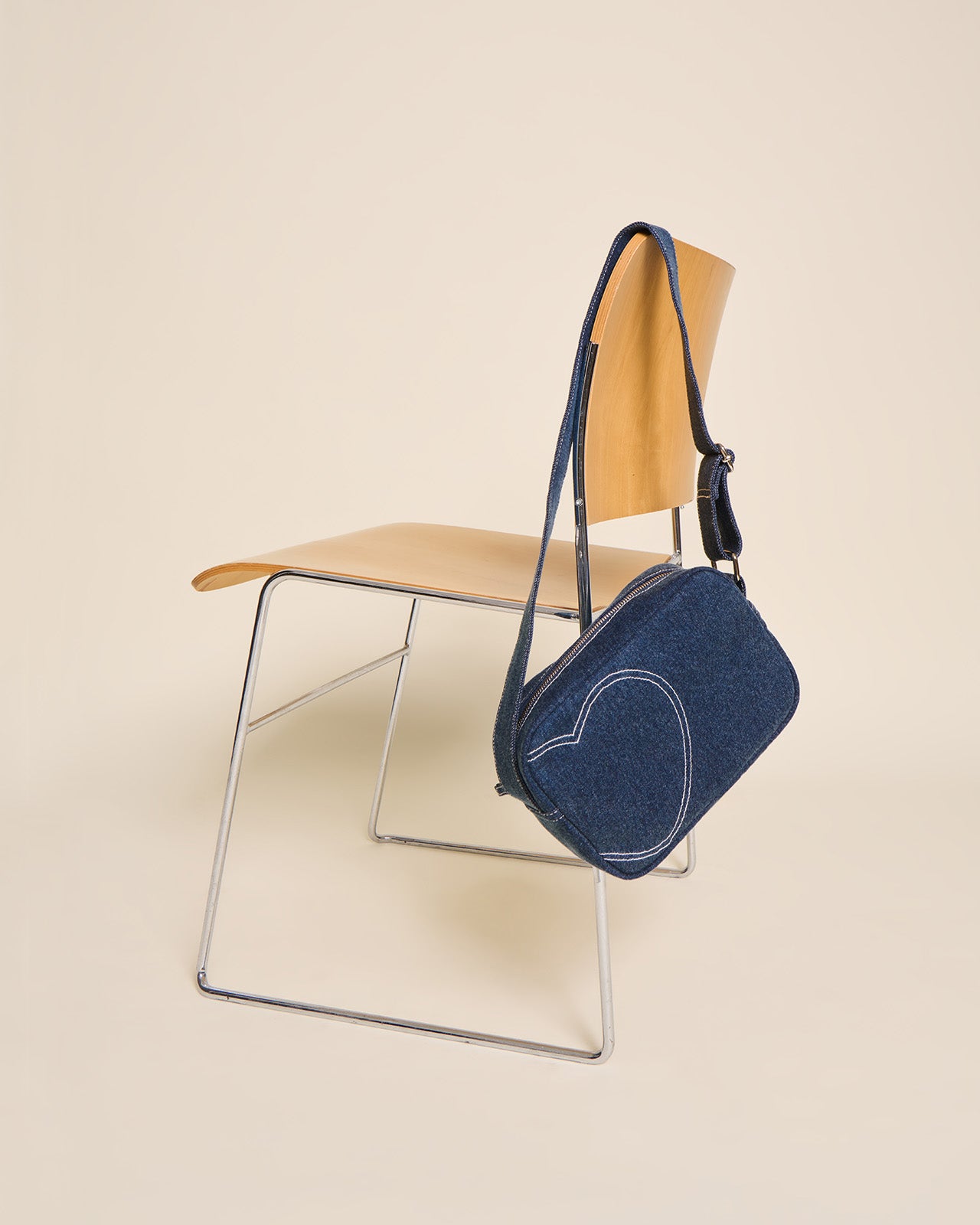 Le sac crossbody Coeur en denim