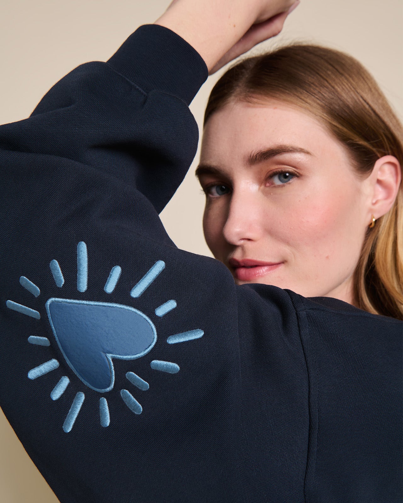 Le sweat Coeur solaire femme avec coudières en coton bio - bleu