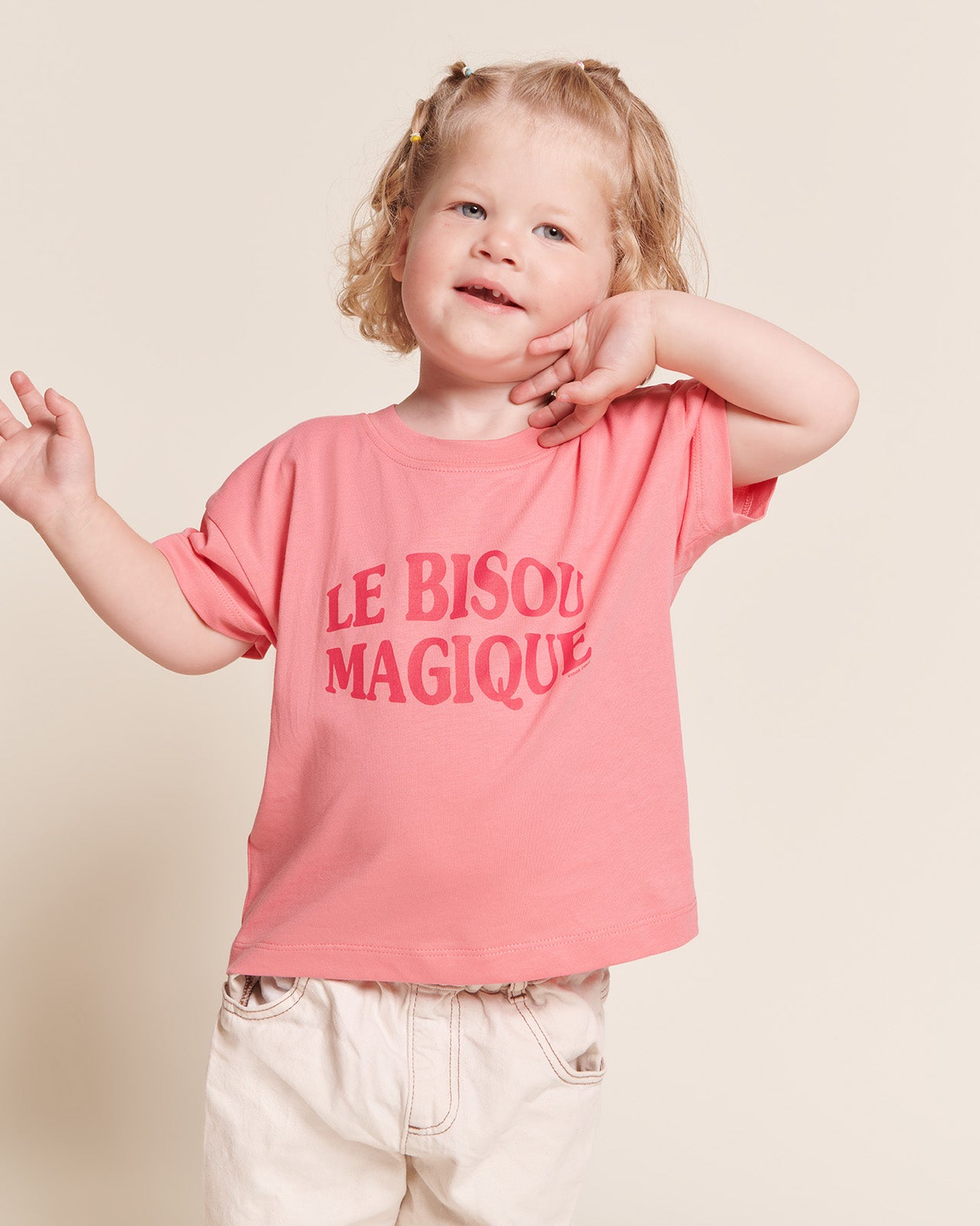 Le t-shirt Le bisou magique enfant en coton bio - framboise