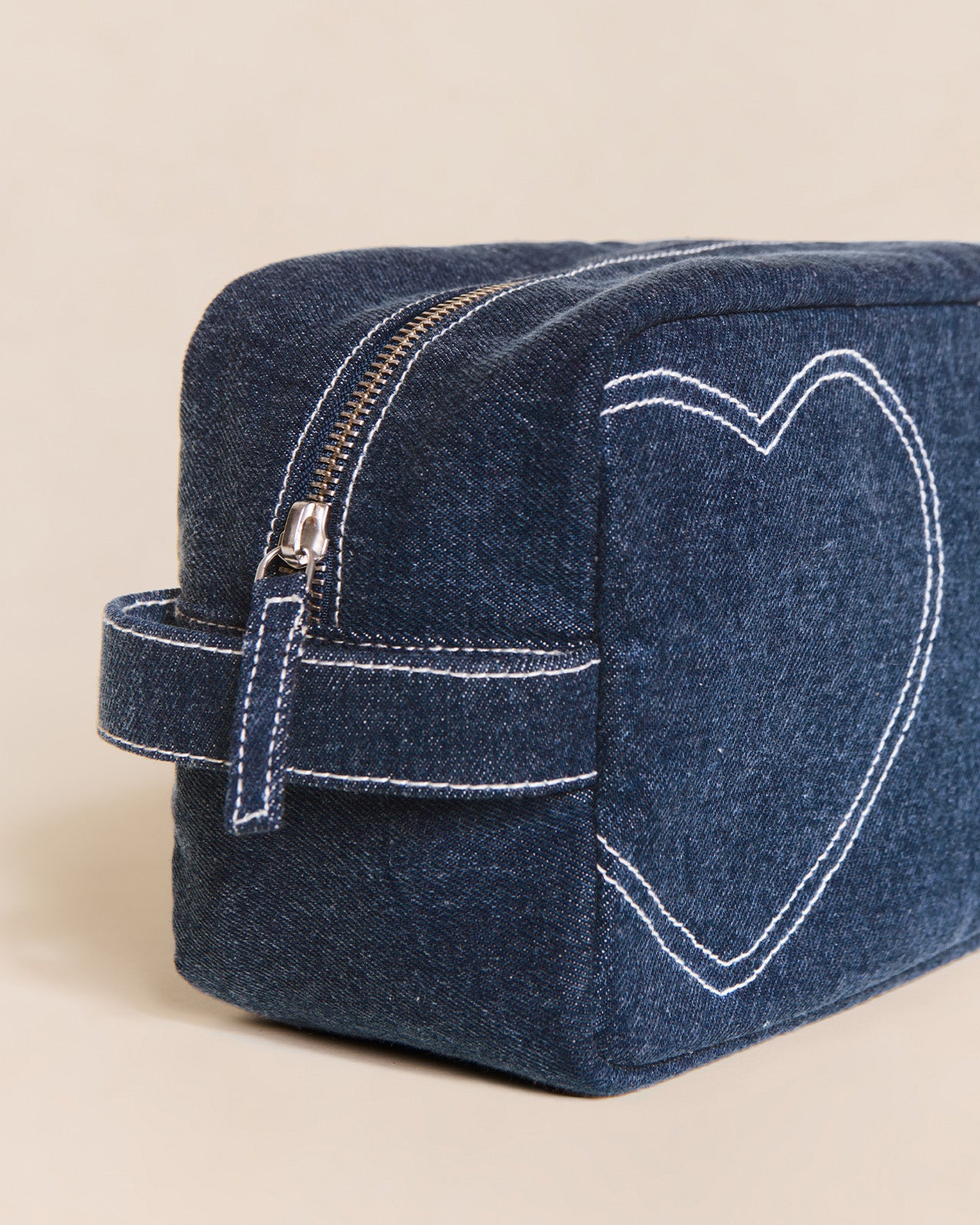 La trousse de toilette Coeur en denim - product picture