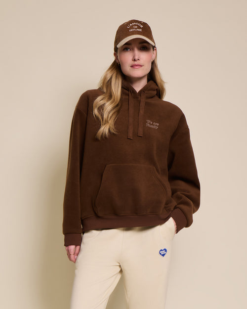 Le hoodie We are family adulte en polaire recyclée - chocolat - émoi émoi   - 1 