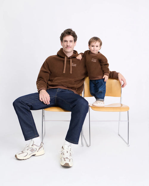 Le sweat We are family enfant en polaire recyclée - chocolat - émoi émoi   - 2 