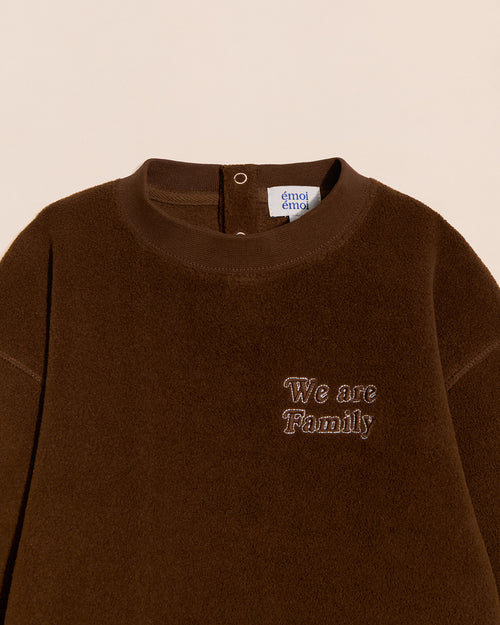 Le sweat We are family enfant en polaire recyclée - chocolat - émoi émoi   - 2 