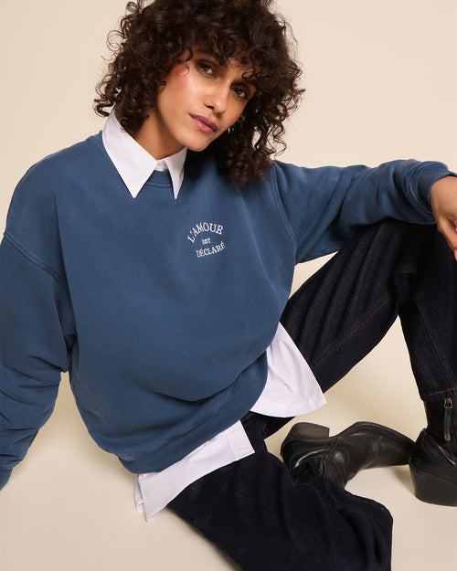 Le sweat L'amour est déclaré femme - garment dye bleu - émoi émoi   - 4 