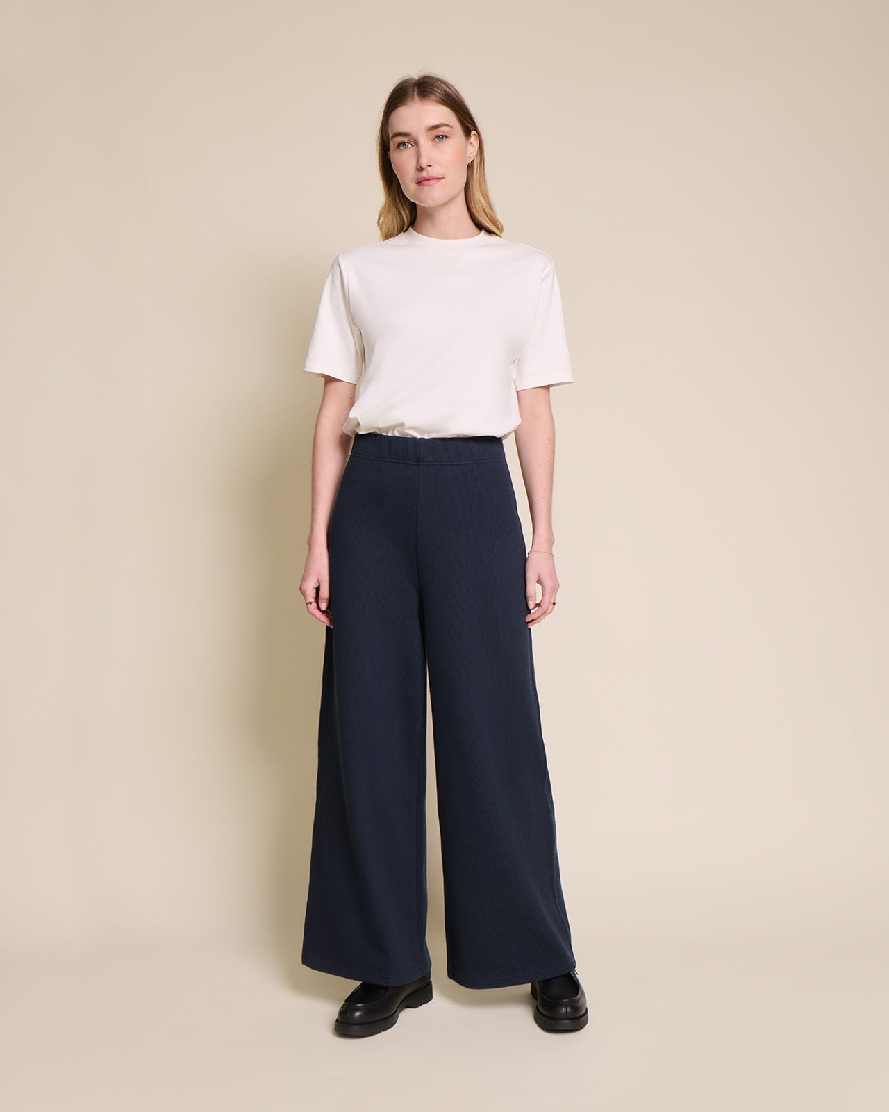Le pantalon Pauline en coton bio côtelé - bleu nuit