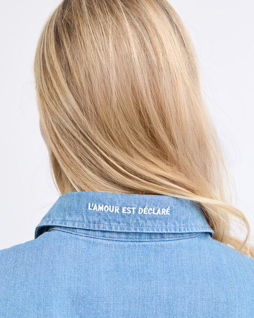 La chemise L'amour est déclaré en coton bio - denim clair - émoi émoi   - 2 