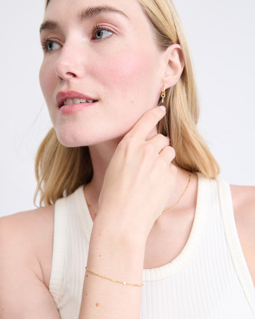 Le bracelet en maille Coeurs doré à l'or fin recyclé 18 carats - émoi émoi   - 2 