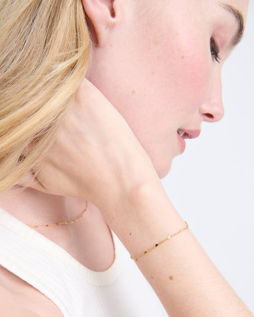 Le bracelet en maille Coeurs doré à l'or fin recyclé 18 carats - émoi émoi   - 1 