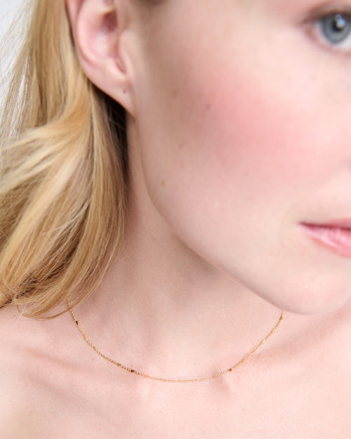 Le collier en maille Coeurs doré à l'or fin recyclé 18 carats - émoi émoi   - 2 