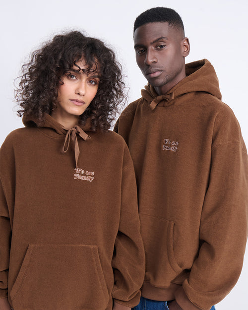 Le hoodie We are family adulte en polaire recyclée - chocolat - émoi émoi   - 1 