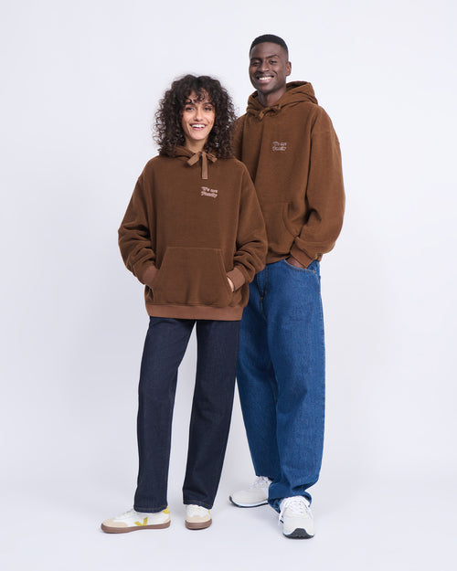 Le hoodie We are family adulte en polaire recyclée - chocolat - émoi émoi   - 2 