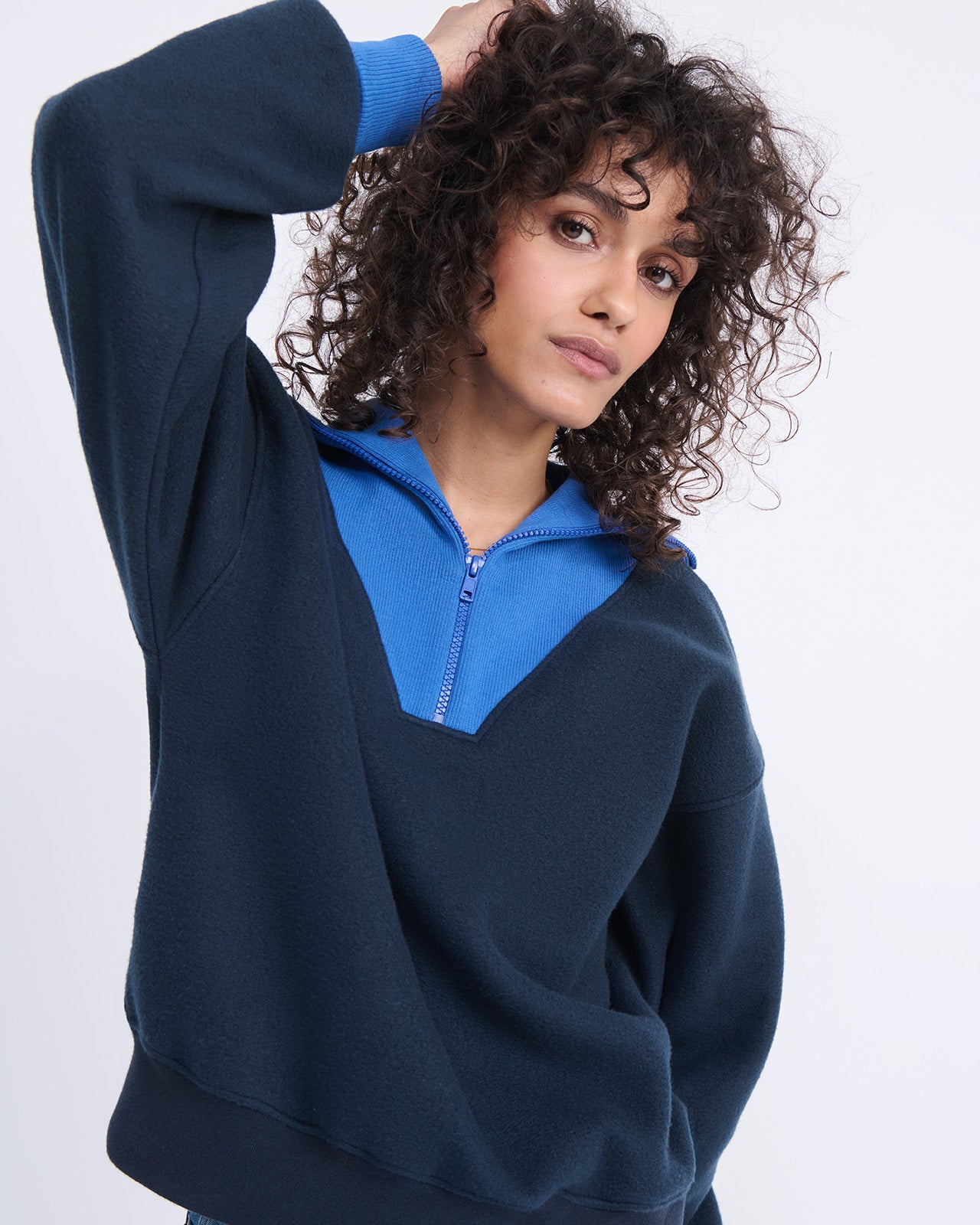 Le sweat Sunny en polaire recyclée et col zippé - bleu