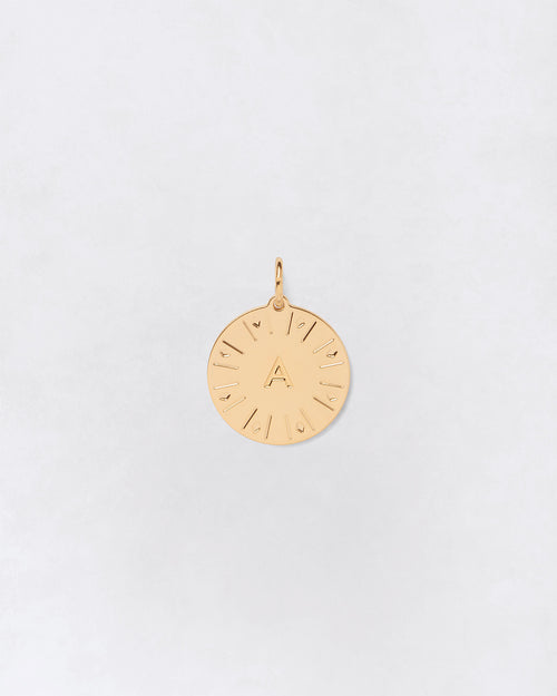 La médaille Initiale - dorée à l'or fin 24 carats - 15mm - émoi émoi   - 1 