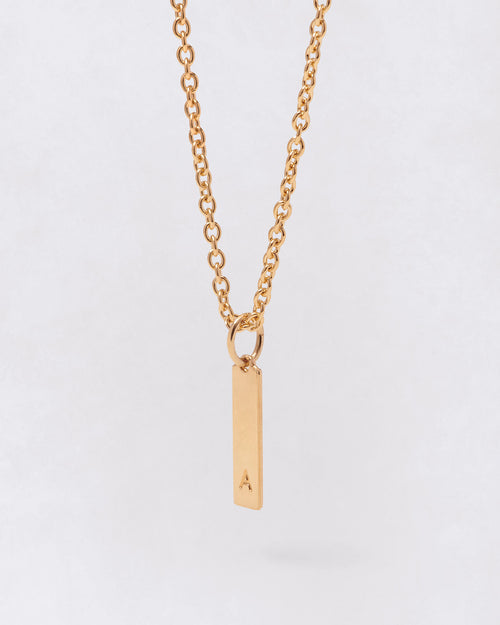 La médaille Initiale baguette - dorée à l'or fin 24 carats - 15mm - émoi émoi   - 2 