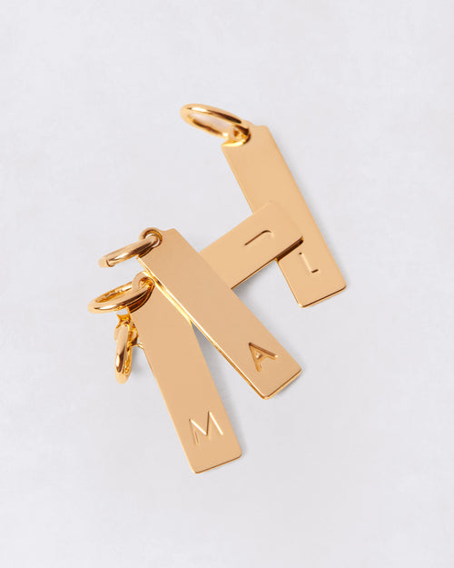 La médaille Initiale baguette - dorée à l'or fin 24 carats - 15mm - émoi émoi   - 1 