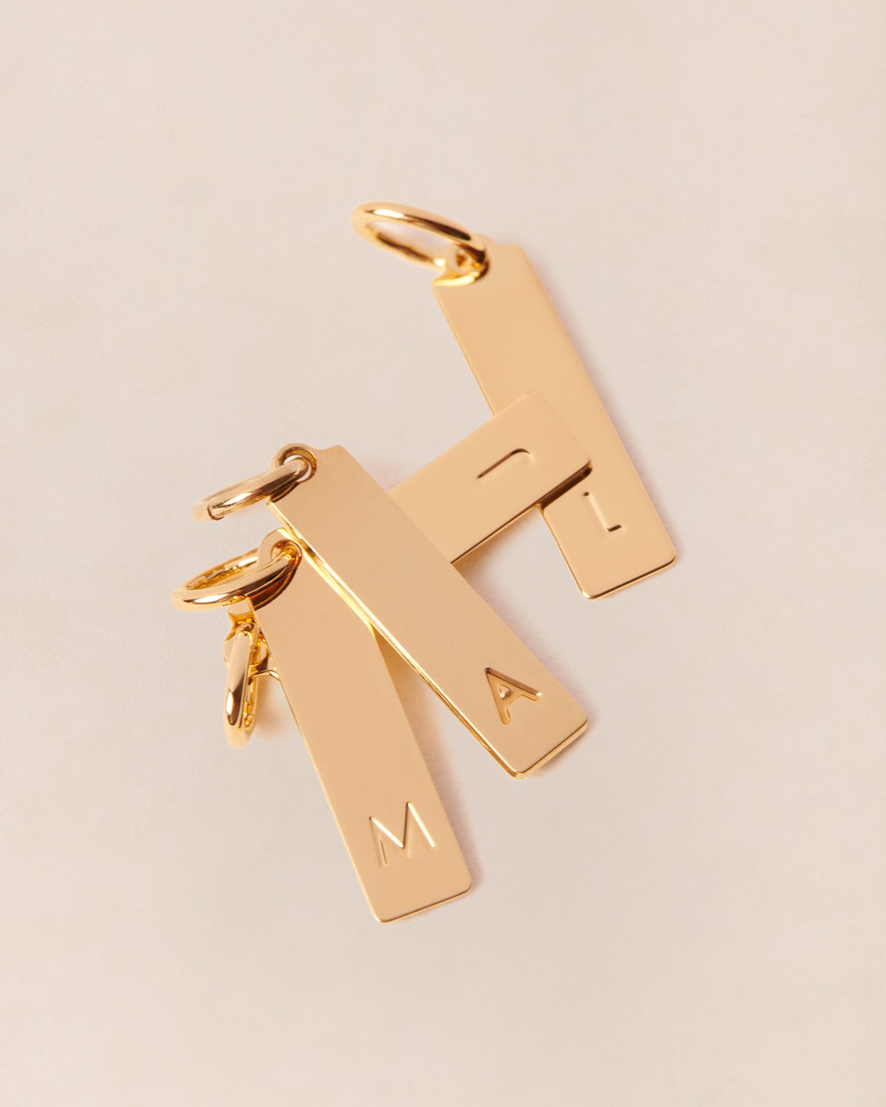 La médaille Initiale baguette - dorée à l