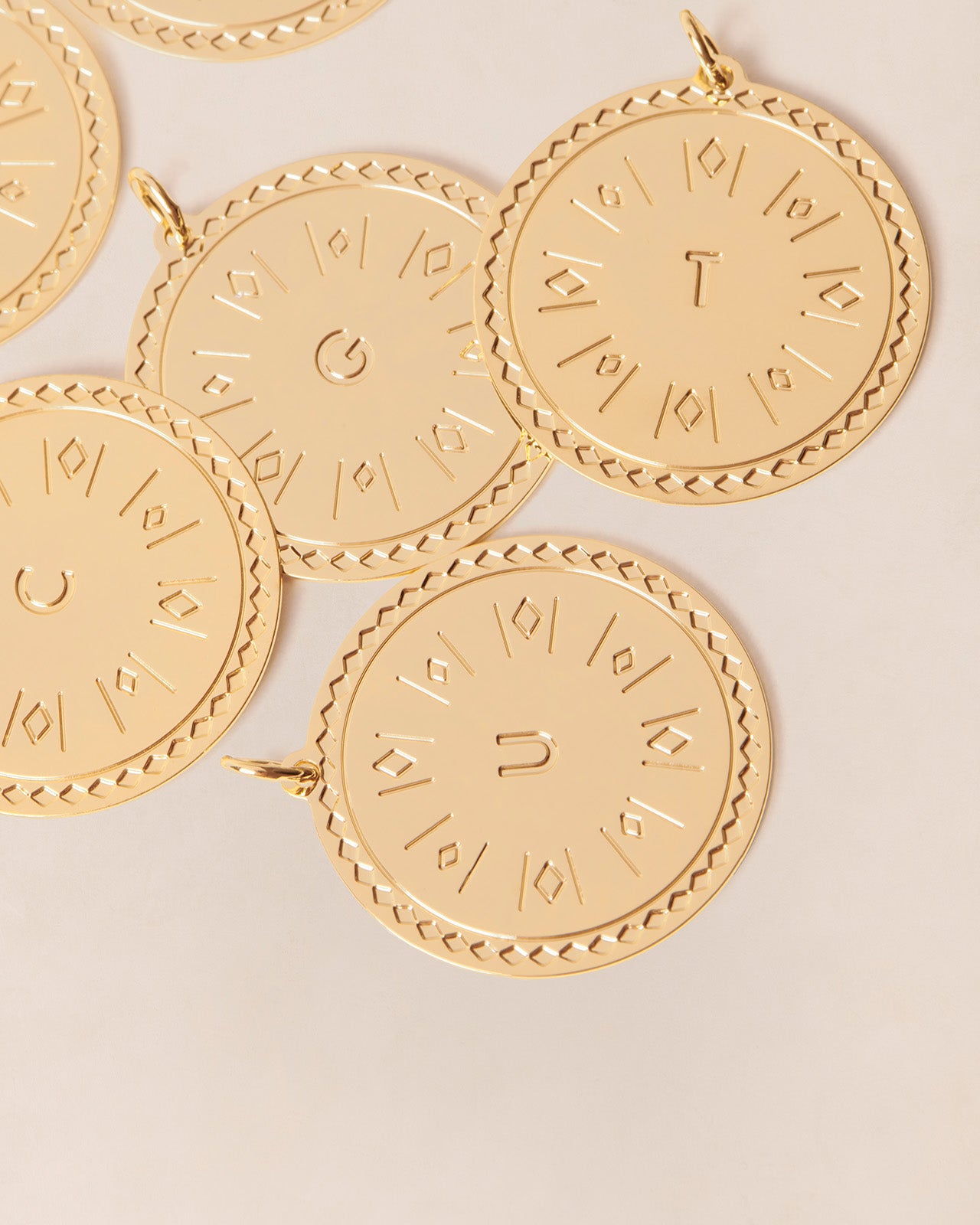 La médaille Initiale dorée à l