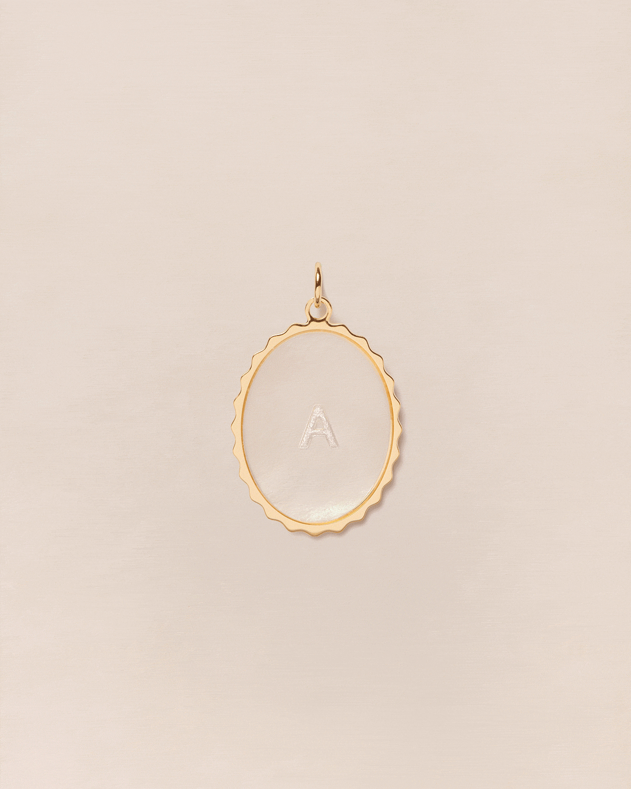 La médaille initiale Madeleine - nacre - 22mm