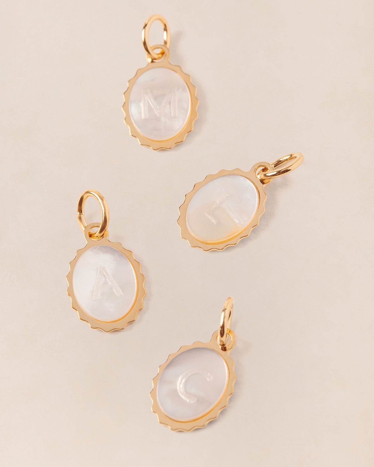 La médaille initiale Marguerite - nacre - 8mm