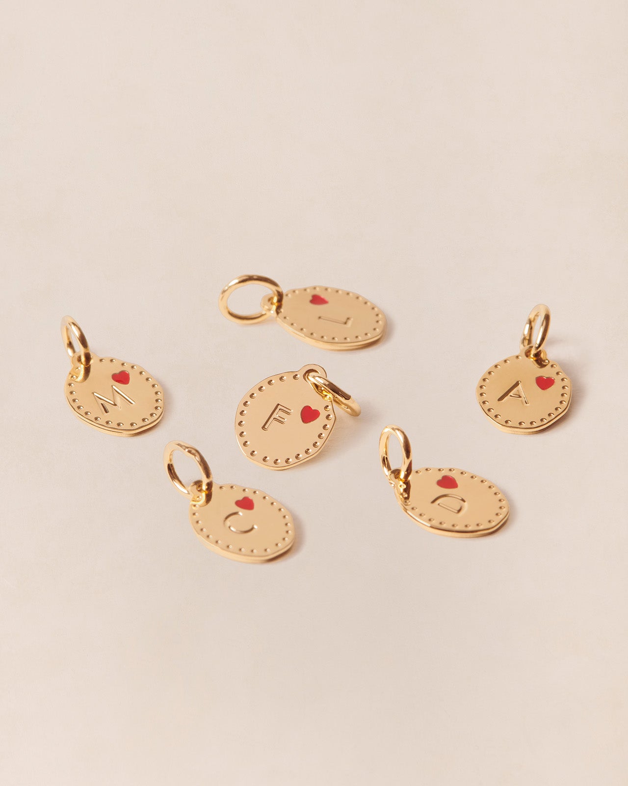 La médaille Initiale Manoa - rouge et dorée à l