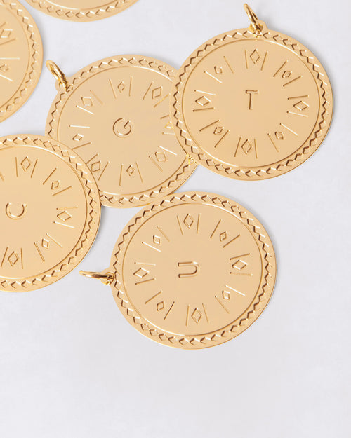 La médaille Initiale dorée à l'or fin 24 carats - 25mm - émoi émoi   - 1 