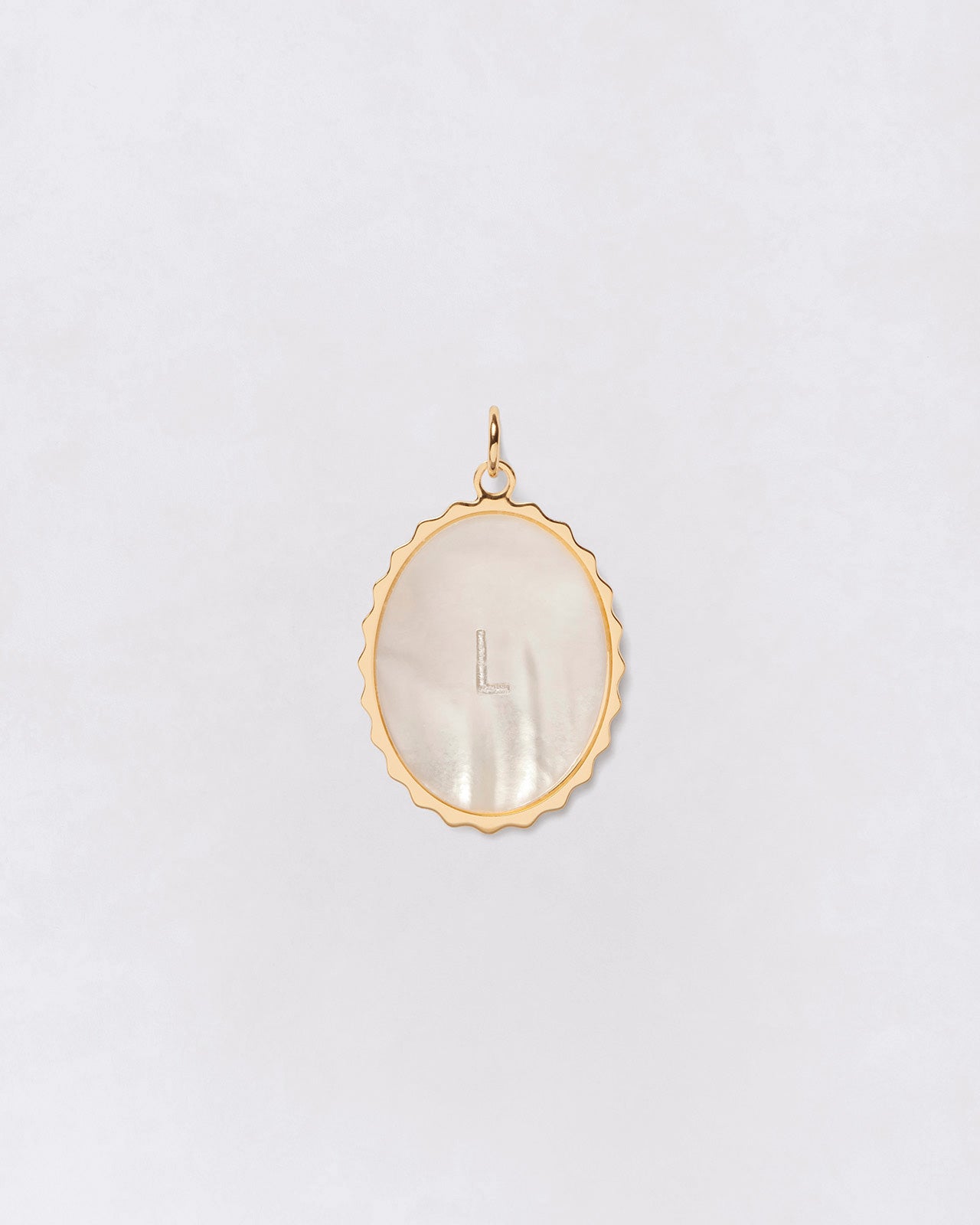 La médaille initiale Madeleine - nacre - 22mm