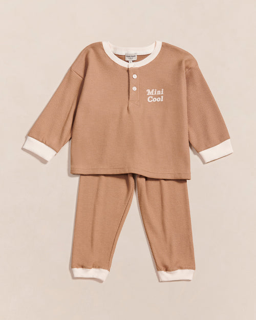 L'ensemble de pyjama Mini cool en coton bio nid d'abeille - praliné - émoi émoi   - 1 