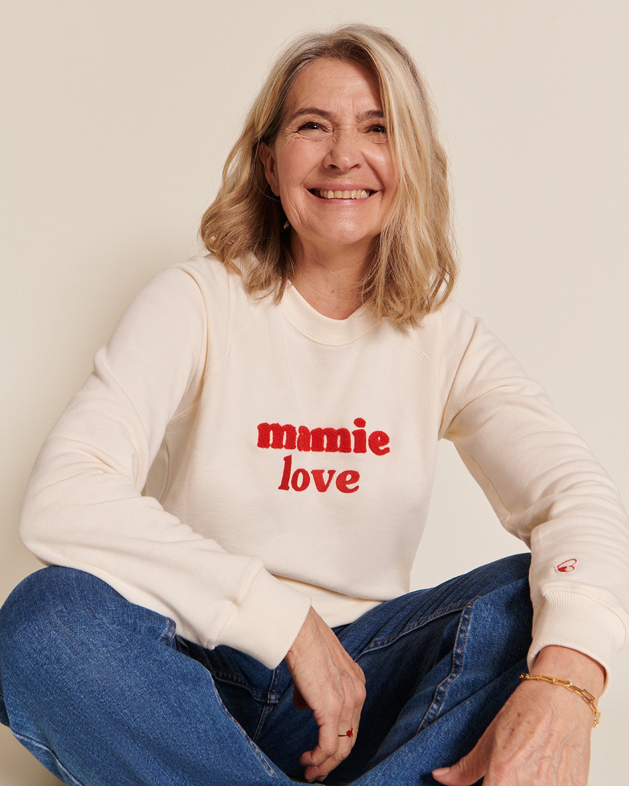 Le sweat brodé Mamie love en coton bio - crème et rouge