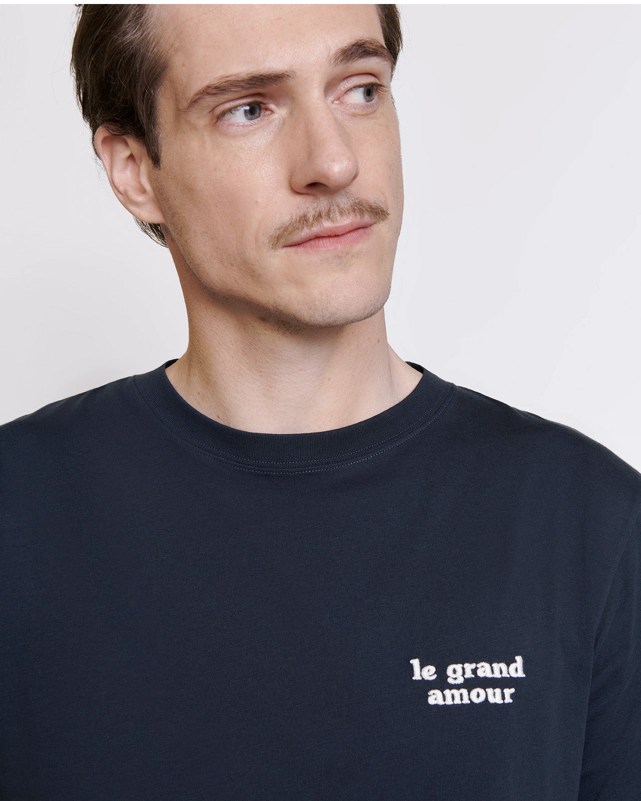 Le t-shirt Le grand amour homme en coton bio - charbon