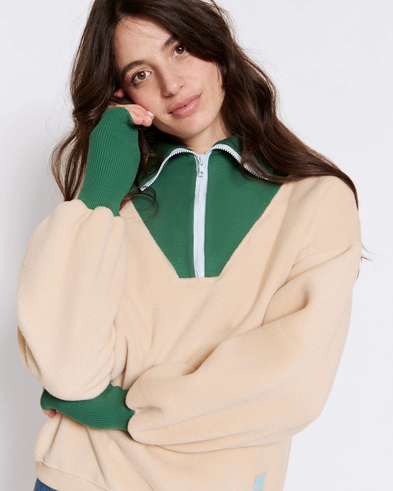 Le sweat Sunny en polaire recyclée et col zippé - latte