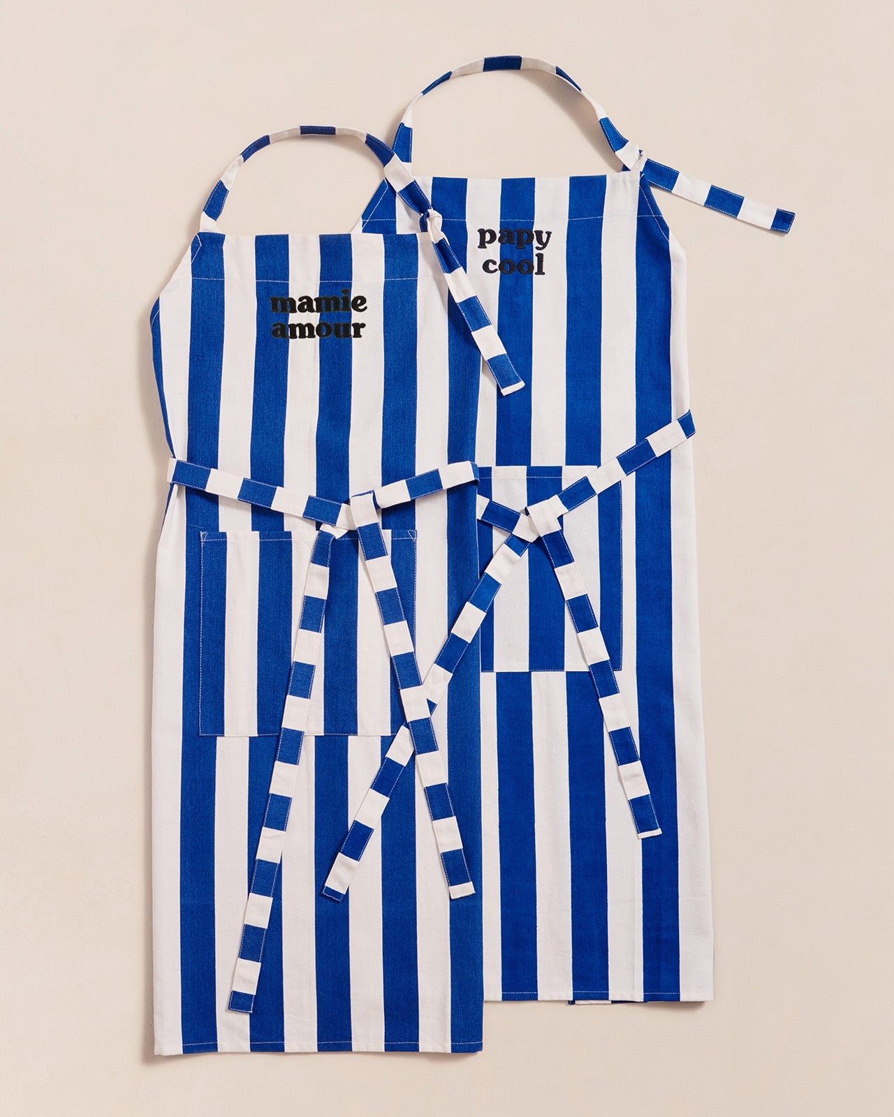 Le duo de tabliers Mamie amour x Papy cool à rayures en coton - bleu