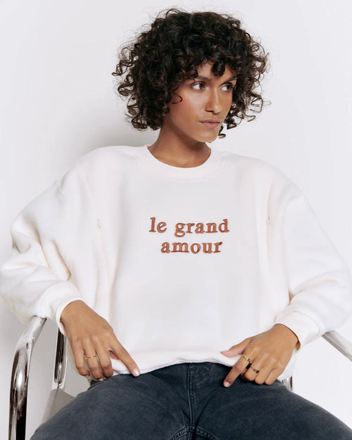 Le sweat d'allaitement brodé Le grand amour en polaire recyclée - crème - émoi émoi   - 1 