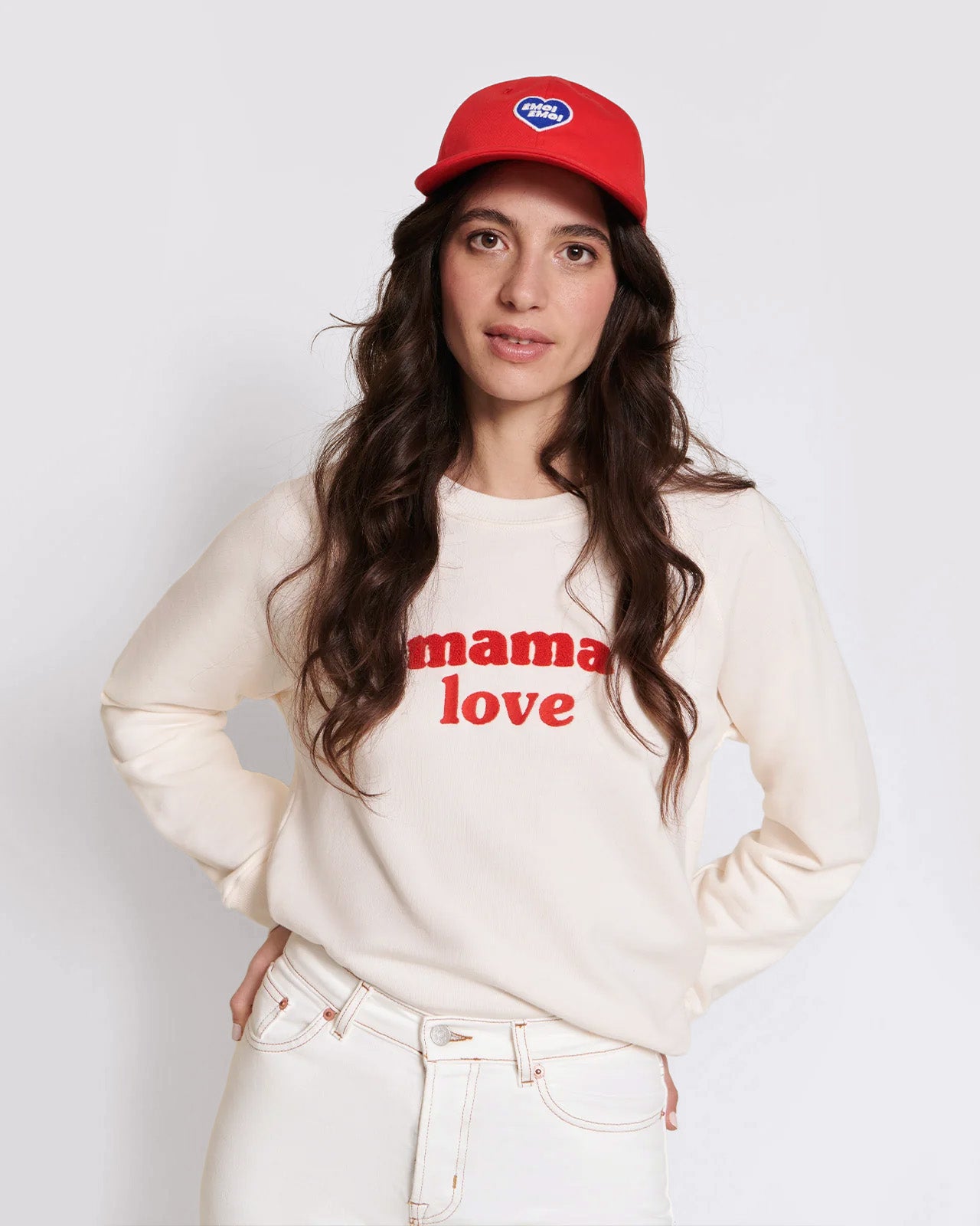 Le sweat brodé Mama love en coton bio - crème et rouge